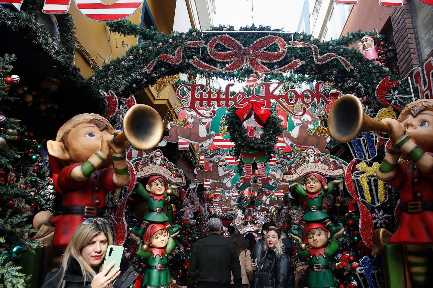 Τα μαγαζιά και οι γωνιές της Αθήνας στολισμένες περιμένουν τα Χριστούγεννα