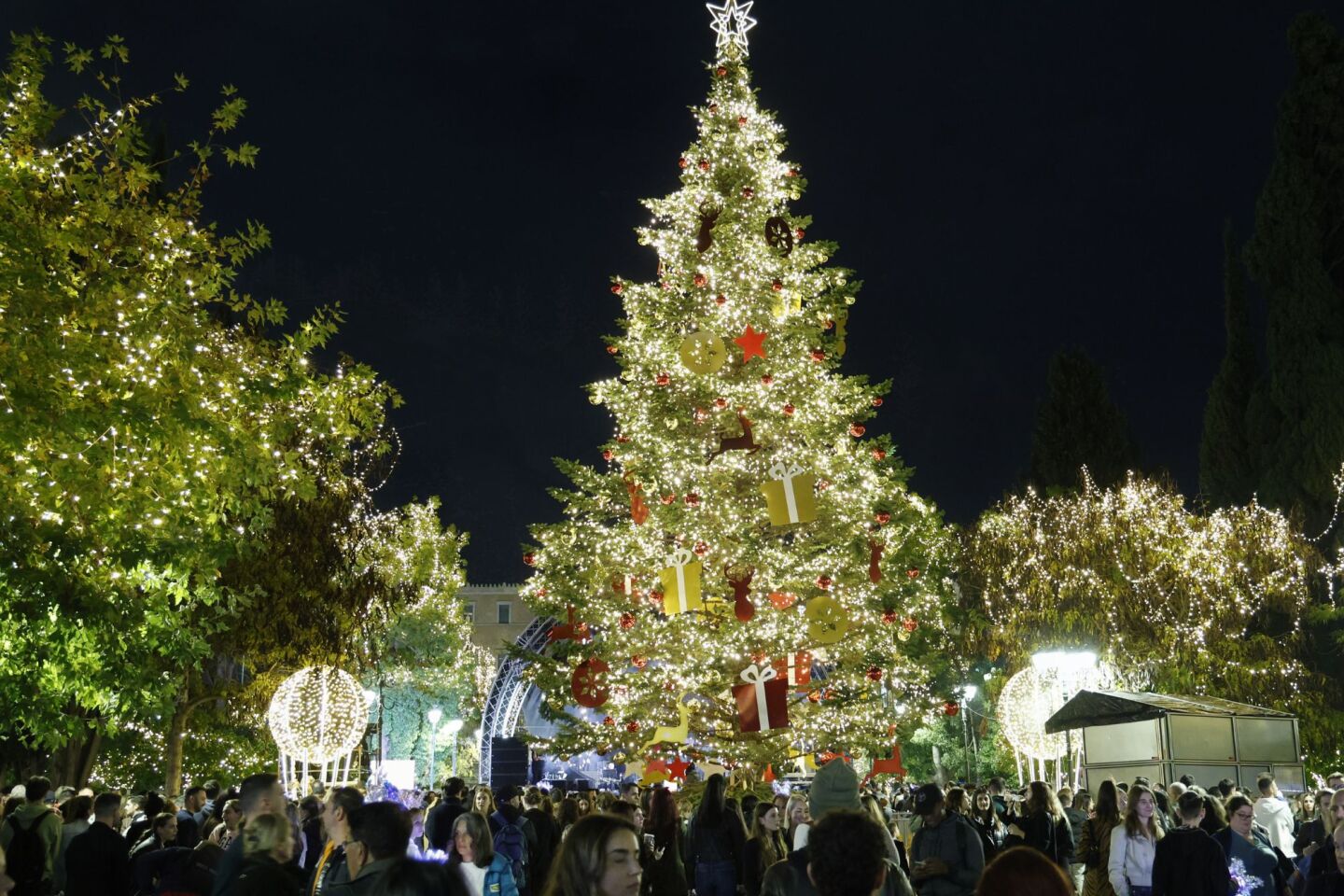 Η στολισμένη πλατεία Συντάγματος
