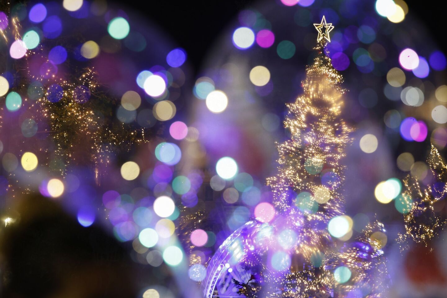 Οι γιορτές πλησιάζουν και η Αθήνα φόρεσε τα γιορτινά της