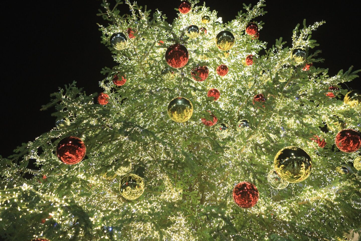 Η Αθήνα σε γιορτινούς ρυθμούς