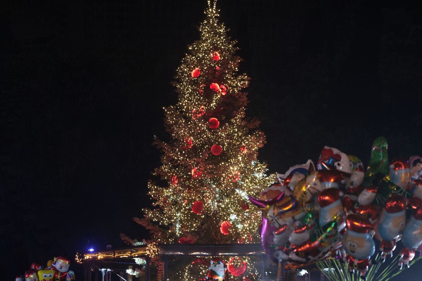 Η Θεσσαλονίκη περιμένει στολισμένη τα Χριστούγεννα