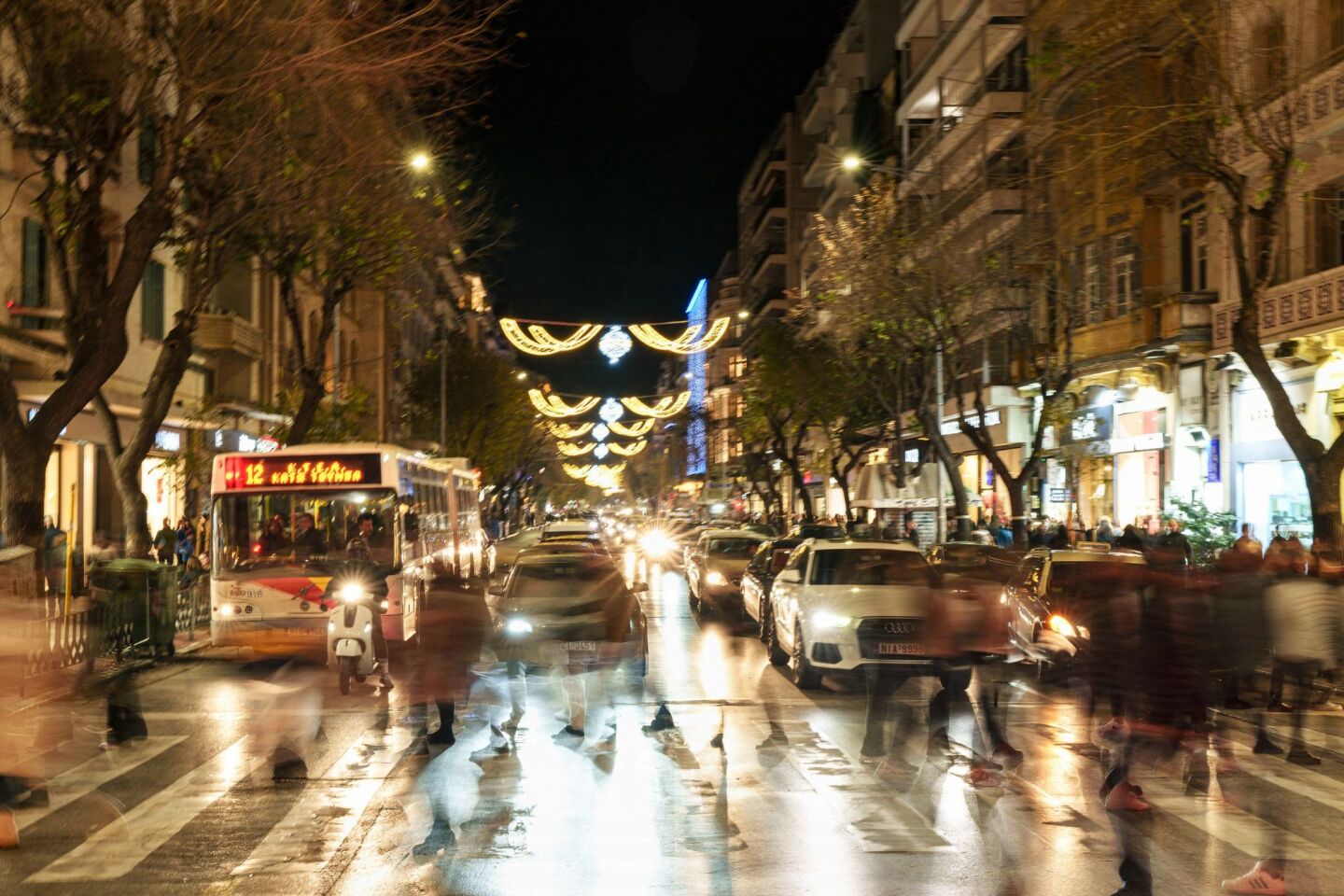 Η οδός Τσιμισκή στη Θεσσαλονίκη στολισμένη σε χριστουγεννιάτικη διάθεση
