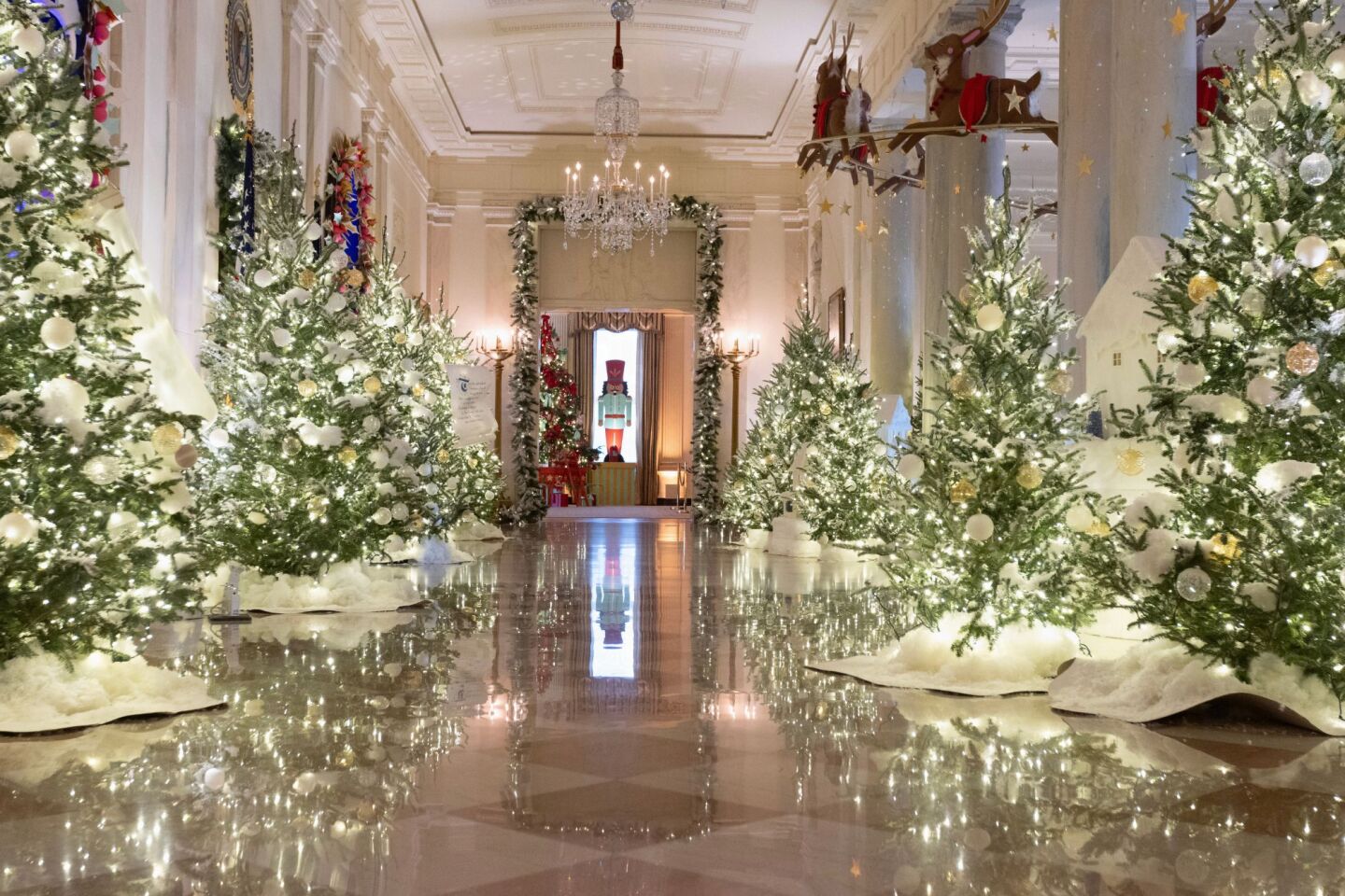 Στολίστηκε και ο Λευκός Οίκος για τα Χριστούγεννα, τον οποίο αναμένεται πως θα επισκεφτούν 100.000 άτομα την περιόδο των εορτών 