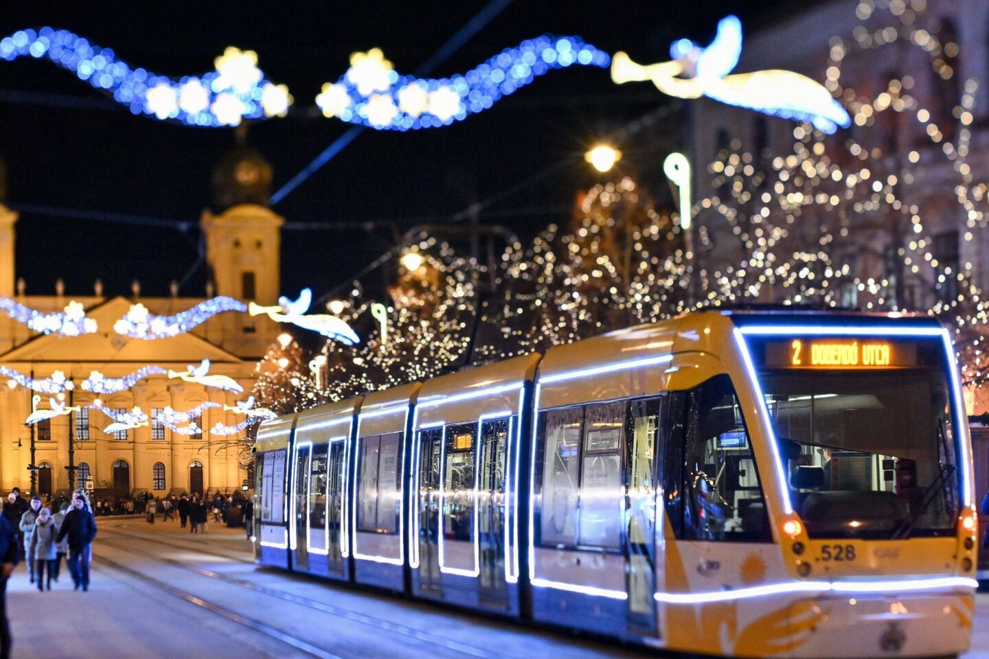 Tραμ μετακινείται στο κέντρο της πόλης φωτισμένο με χριστουγεννιάτικα φωτάκια στην Ουγγαρία 