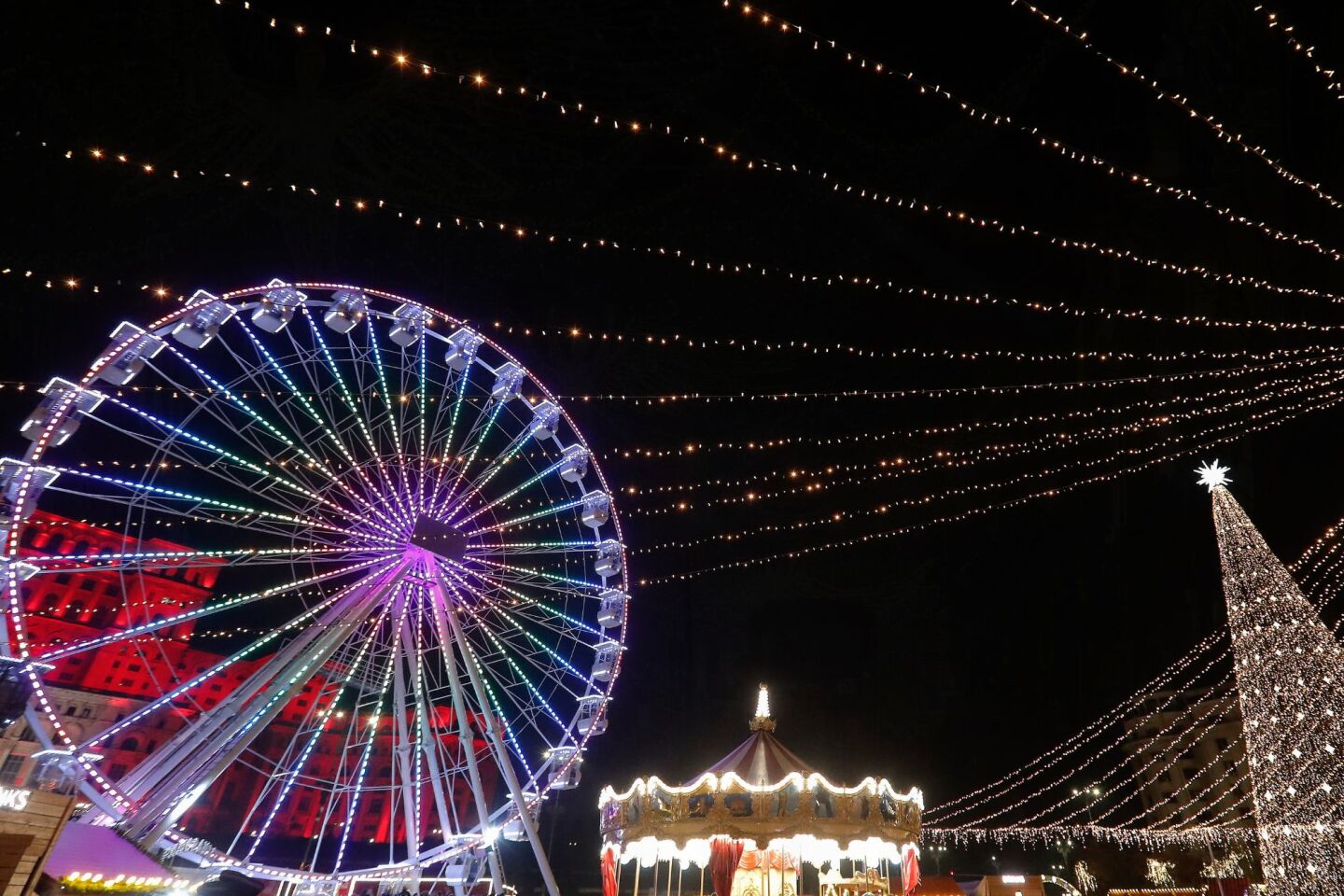 Στη χριστουγεννιάτικη αγορά στο κέντρο του Βουκουρεστίου στη Ρουμανία 