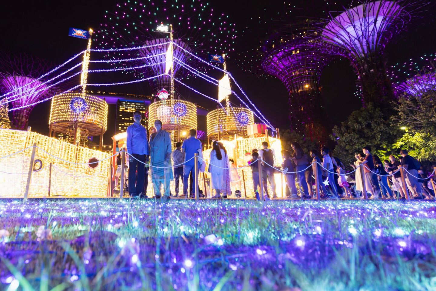 Στολισμένο με φωτάκια αντίγραφο πλοίου στο Χριστουγεννιάτικο Φεστιβάλ της Χώρας των Θαυμάτων στη Σιγκαπούρη 