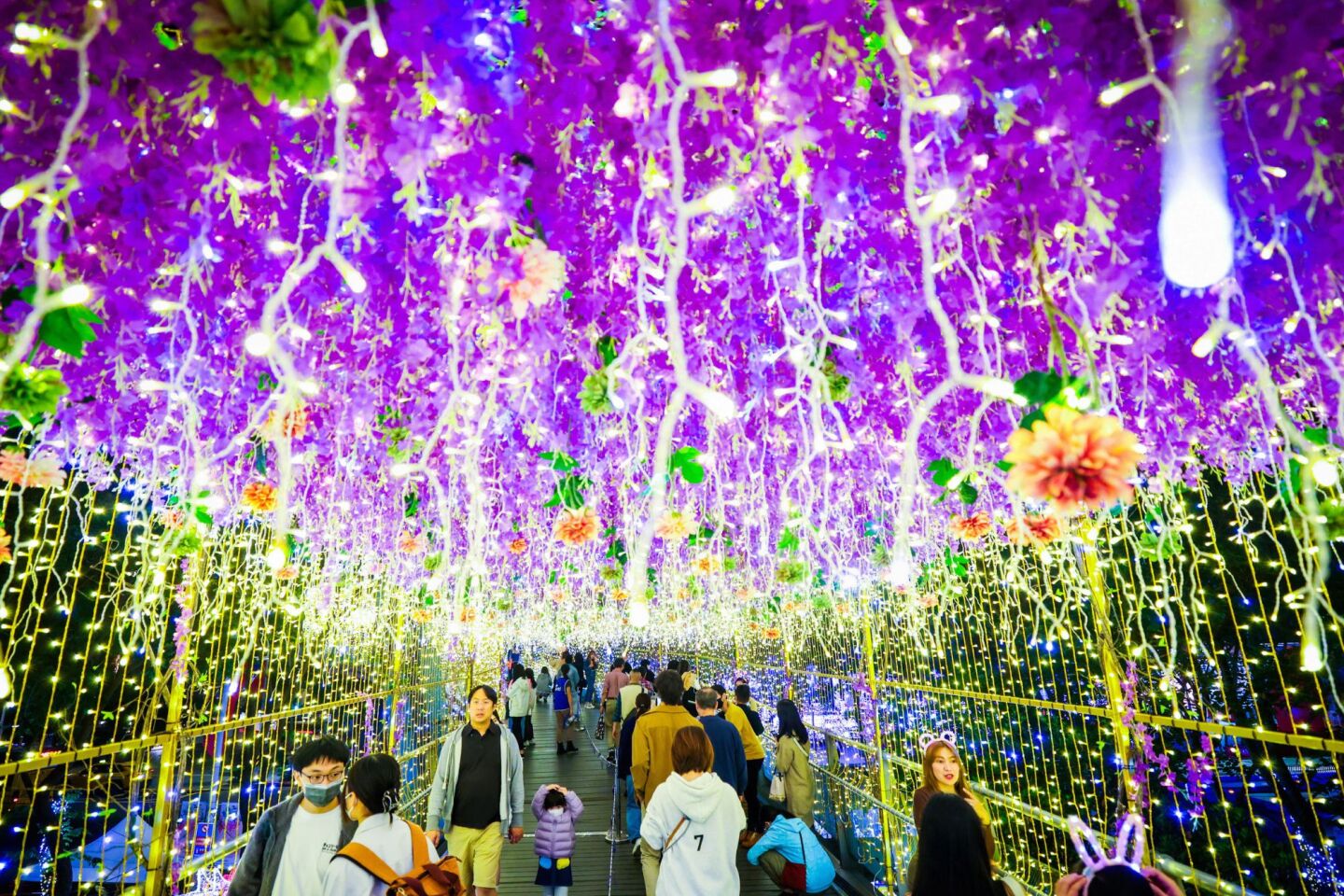 Οι άνθρωποι περπατούν κάτω από τη διακόσμηση με τα χριστουγεννιάτικα φωτάκια στη Νέα Ταϊπέι στο Ταϊβάν 