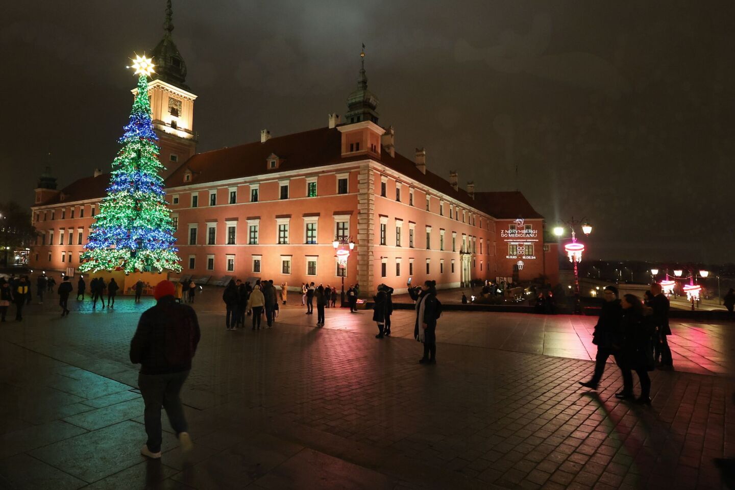 Οι άνθρωποι επισκέπτονται τις χριστουγεννιάτικες διακοσμήσεις στην πλατεία του Κάστρου στη Βαρσοβία, Πολωνία 