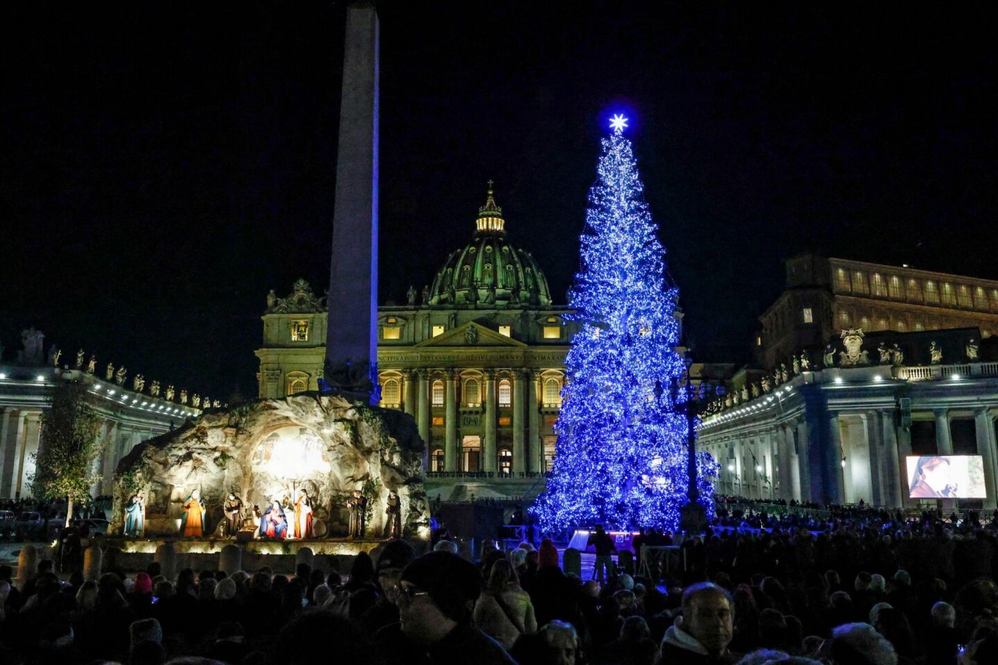Η πλατεία του Αγίου Πέτρου με το χριστουγεννιάτικο δέντρο και τη σκηνή της φάτνης στο Βατικανό 