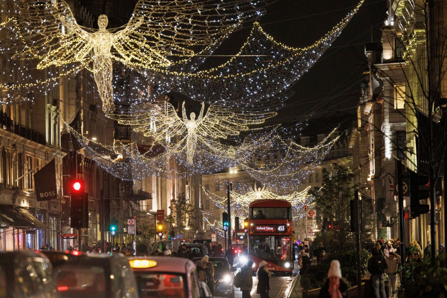  Πεζοί κάτω από τα χριστουγεννιάτικα φωτάκια στο Λονδίνο της Βρετανίας 