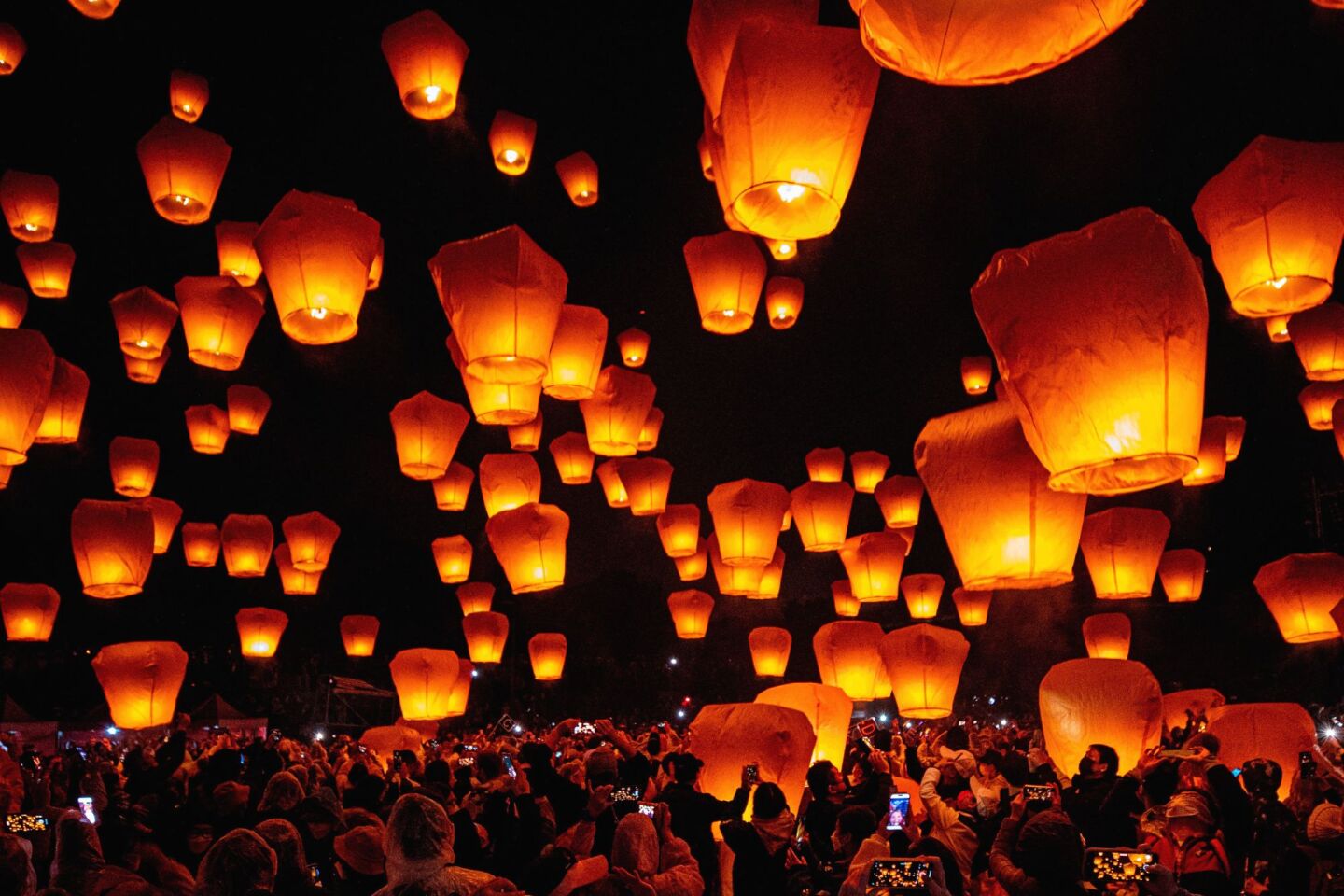 Φαναράκια απελευθερώνονται στη Νέα Ταϊπέι της Ταϊβάν 
