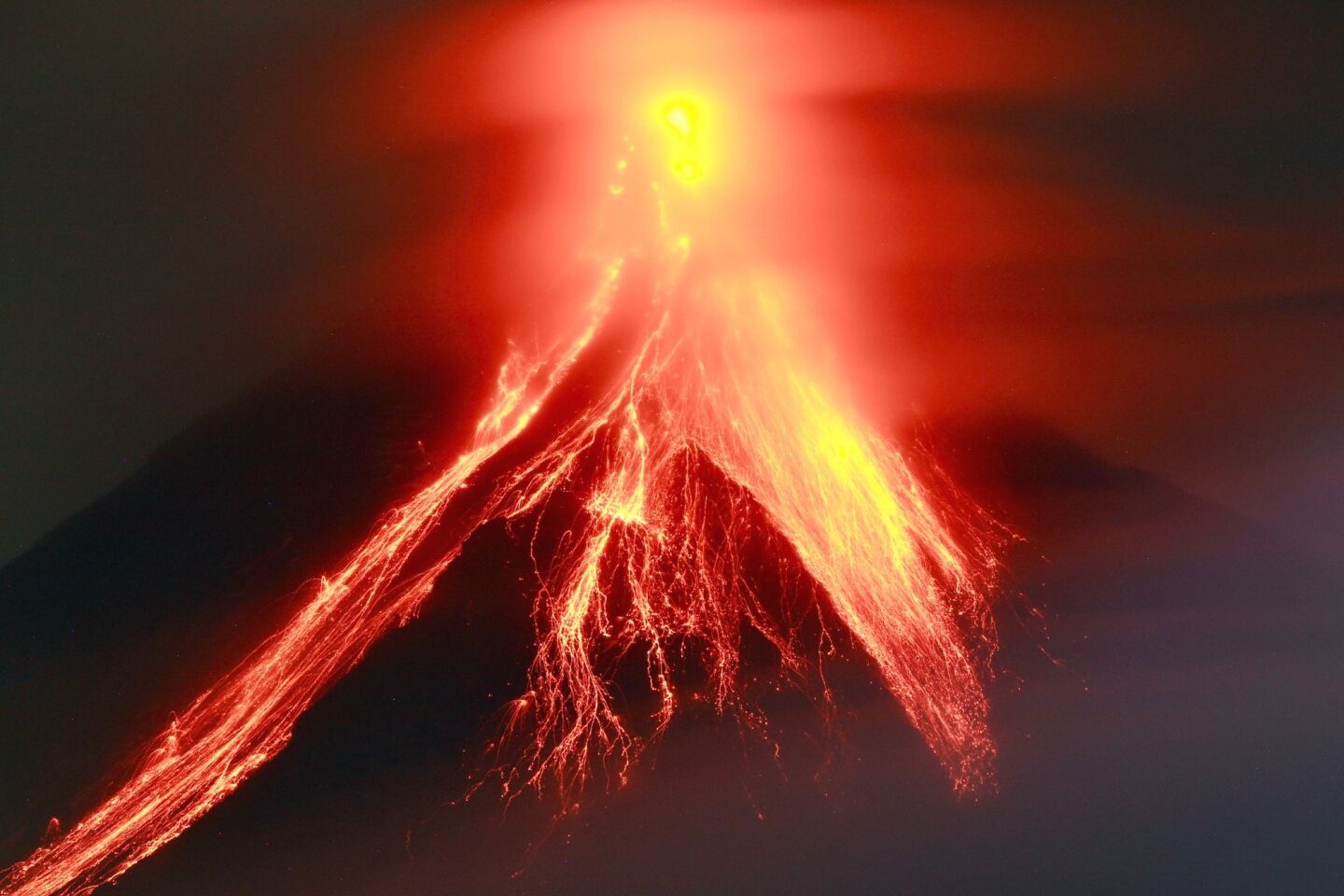 Το πιο ενεργό ηφαίστειο των Φιλιππίνων, το Μαγιόν εκτοξεύει λάβα 