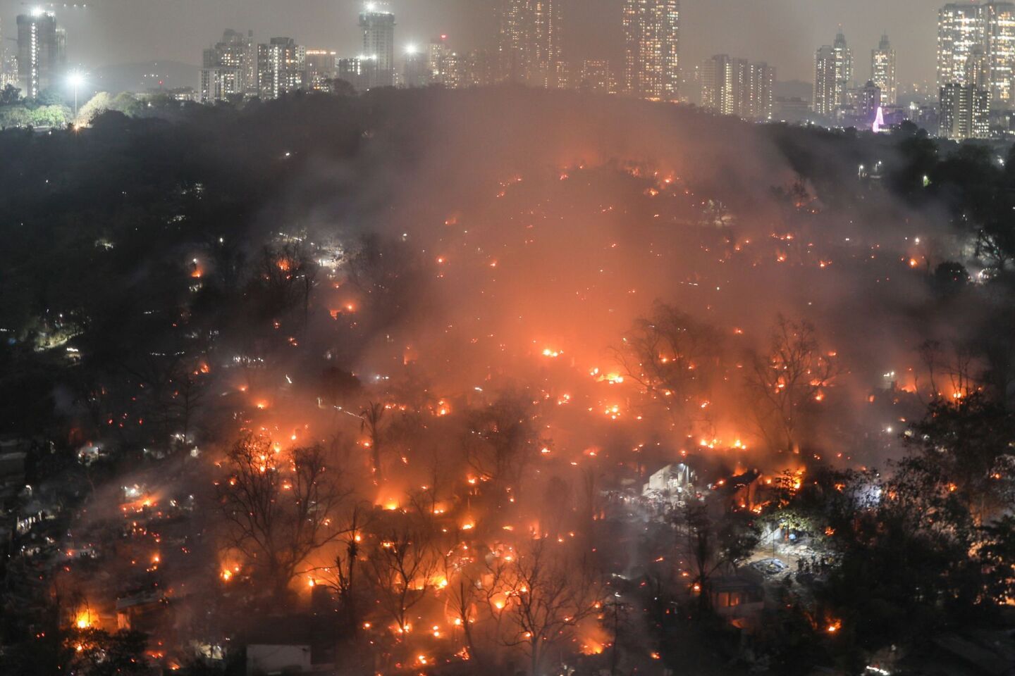 Tεράστια πυρκαγιά που ξέσπασε μέσα στις φτωχογειτονιές στη Βομβάη της Ινδίας στις 13 Μαρτίου 