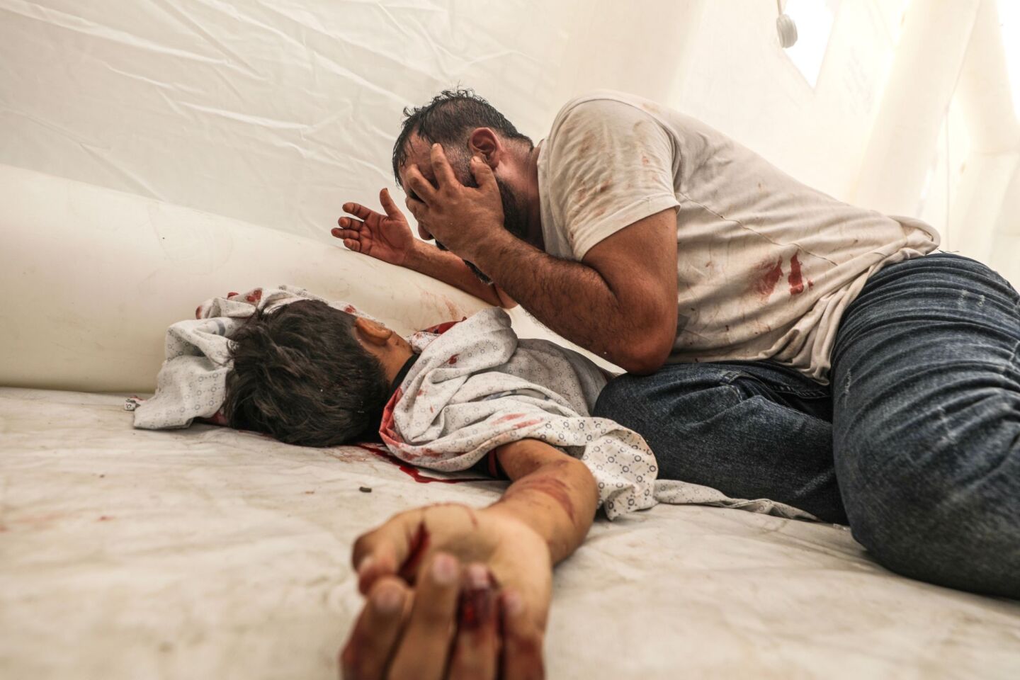 Ένας Παλαιστίνιος θρηνεί για το σώμα του νεκρού γιου του στο νοσοκομείο Al-Shifa στη Γάζα