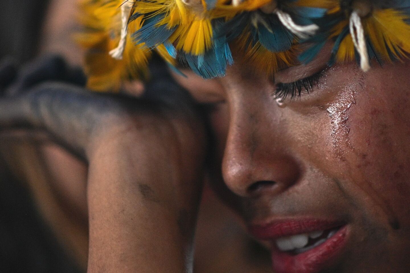 Συγκίνηση για την ευνοϊκή απόφαση του Ανώτατου Ομοσπονδιακού Δικαστηρίου της Βραζιλίας, για την αναγνώριση του δικαιώματος αυτόχθονων πληθυσμών σε εδάφη που κατείχαν ιστορικά και από τα οποία εκδιώχθηκαν από επιχειρηματίες και ακροδεξιές πολιτικές ομάδες, Βραζιλία, 21 Σεπτεμβρίου 