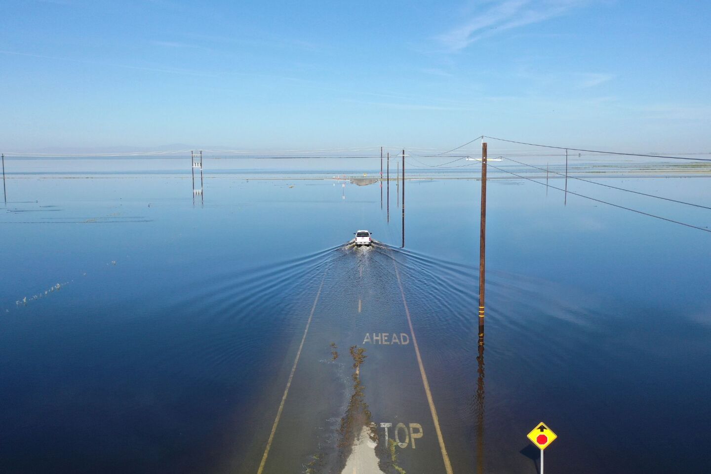 Στην κοιλάδα του Σαν Χοακίν της Καλιφόρνιας η λίμνη Τουλάρε που είχε αποστραγγιστεί πλήρως, επανεμφανίστηκε έπειτα από έναν χρόνο έντονων βροχοπτώσεων. Δρόμοι παραμένουν πλημμυρισμένοι, οι καλλιέργειες έχουν «πνιγεί» στο νερό και οι κάτοικοι ζητούν βοήθεια από την πολιτεία, 27 Απριλίου© Mario Tama/Getty Images