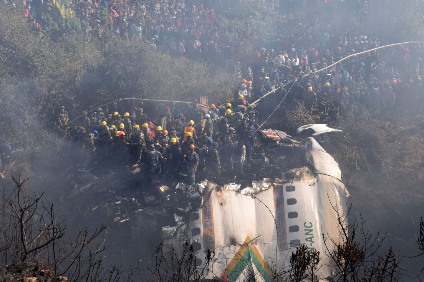 Ομάδες διάσωσης στα συντρίμμια στο σημείο συντριβής ενός αεροσκάφους ATR72 της Yeti Airlines στην Ποκάρα, στο κεντρικό Νεπάλ 