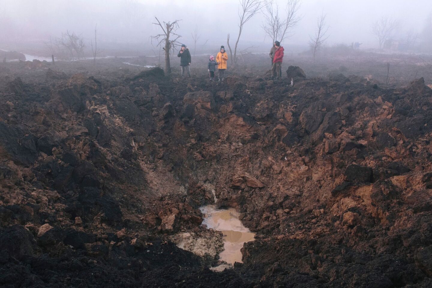 Kρατήρας βομβαρδισμού ενός πυραύλου στο Χάρκοβο της Ουκρανίας 
