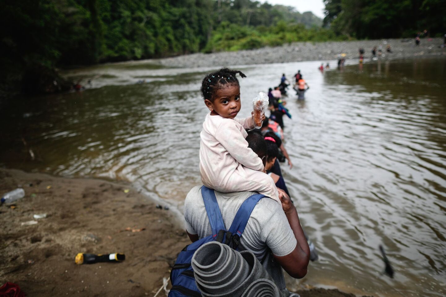 Μετανάστες διασχίζουν τον ποταμό Turquesa στη ζούγκλα Darien στον Παναμά στις 14 Σεπτεμβρίου