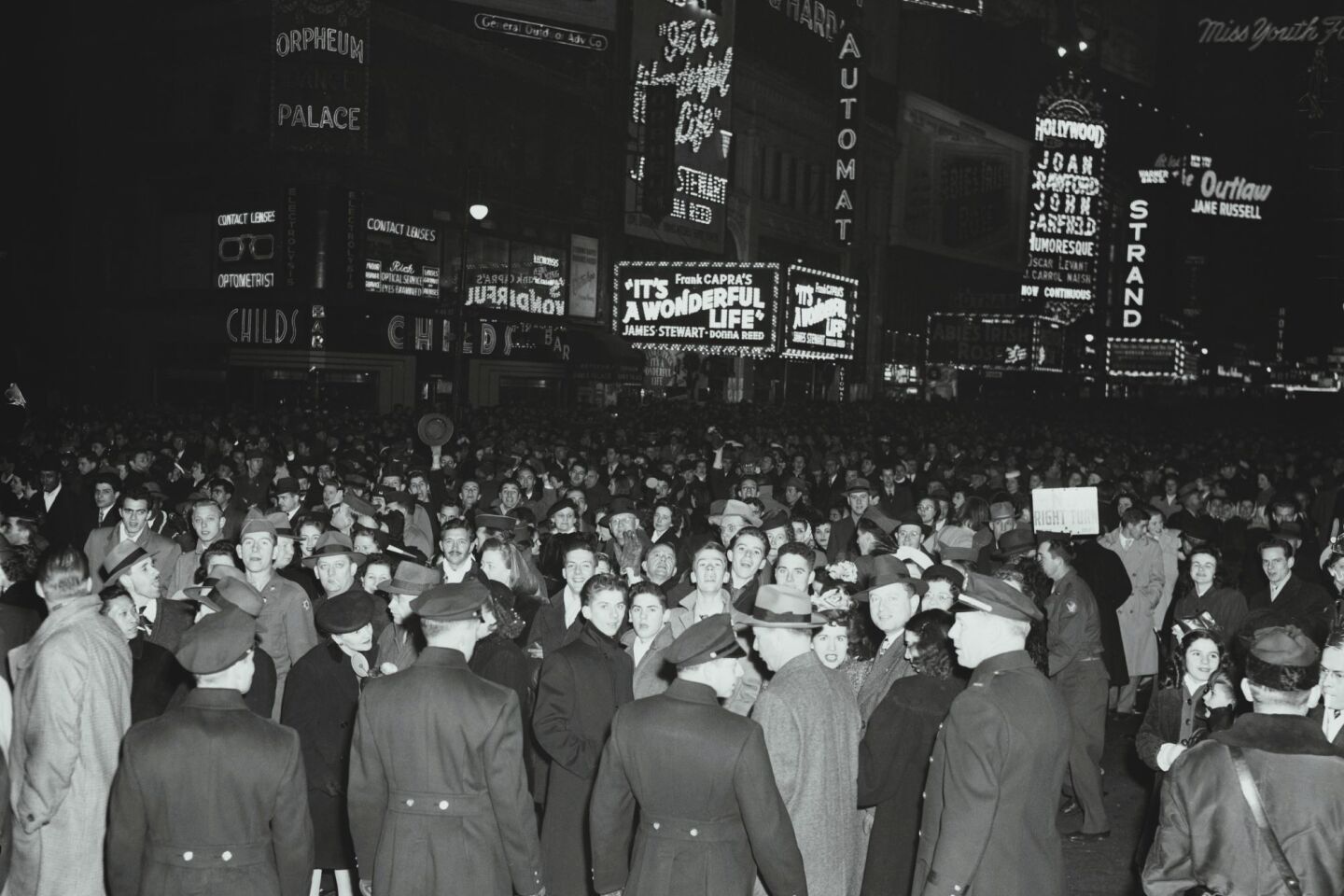 Ασυγκράτητος ενθουσιασμός για την είσοδο του 1947 στην Times Square της Νέας Υόρκης, με τα όργανα της τάξης να προσπαθούν να συγκρατήσουν την κοσμοπλημμύρα
