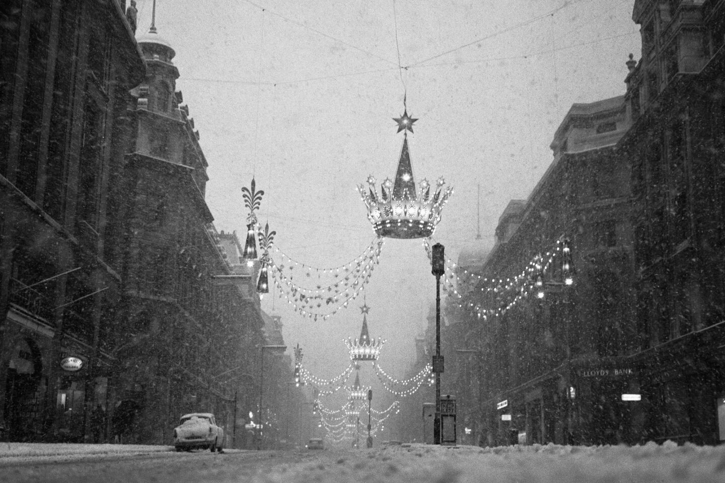 Η πυκνή χιονόπτωση την τελευταία ημέρα του 1961 κρατάει τον κόσμο στα σπίτια του και μόνο μερικά αυτοκίνητα παλεύουν να διασχίσουν την στολισμένη οδό Regent του Λονδίνου