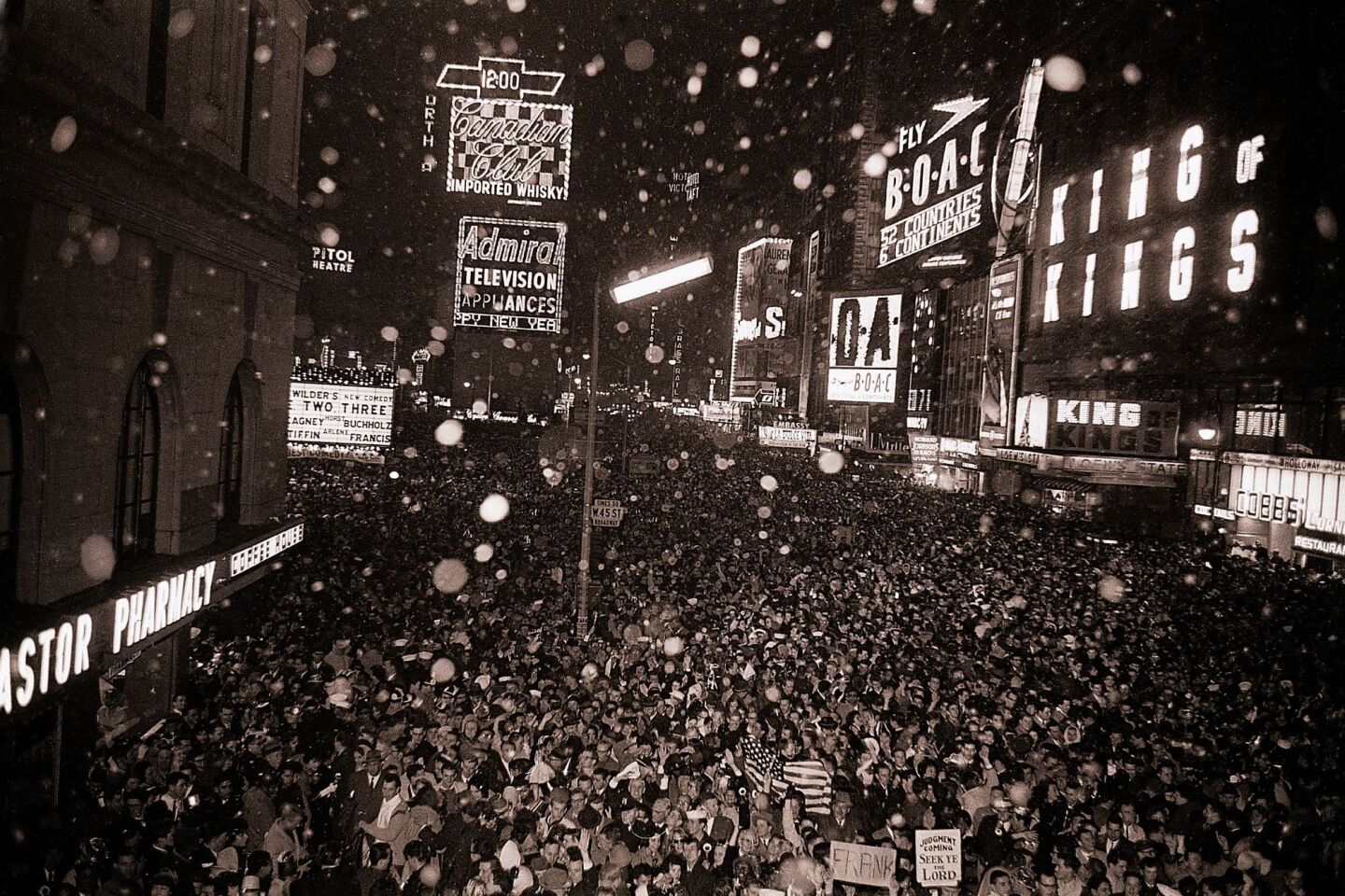 Χιονονιφάδες και υδράργυρος στους 0 βαθμούς, αλλά τίποτα δεν μοιάζει ικανό να σταματήσει τους 600.000 που κατέκλυσαν την Times Square της Νέας Υόρκης για να καλωσορίσουν το 1962