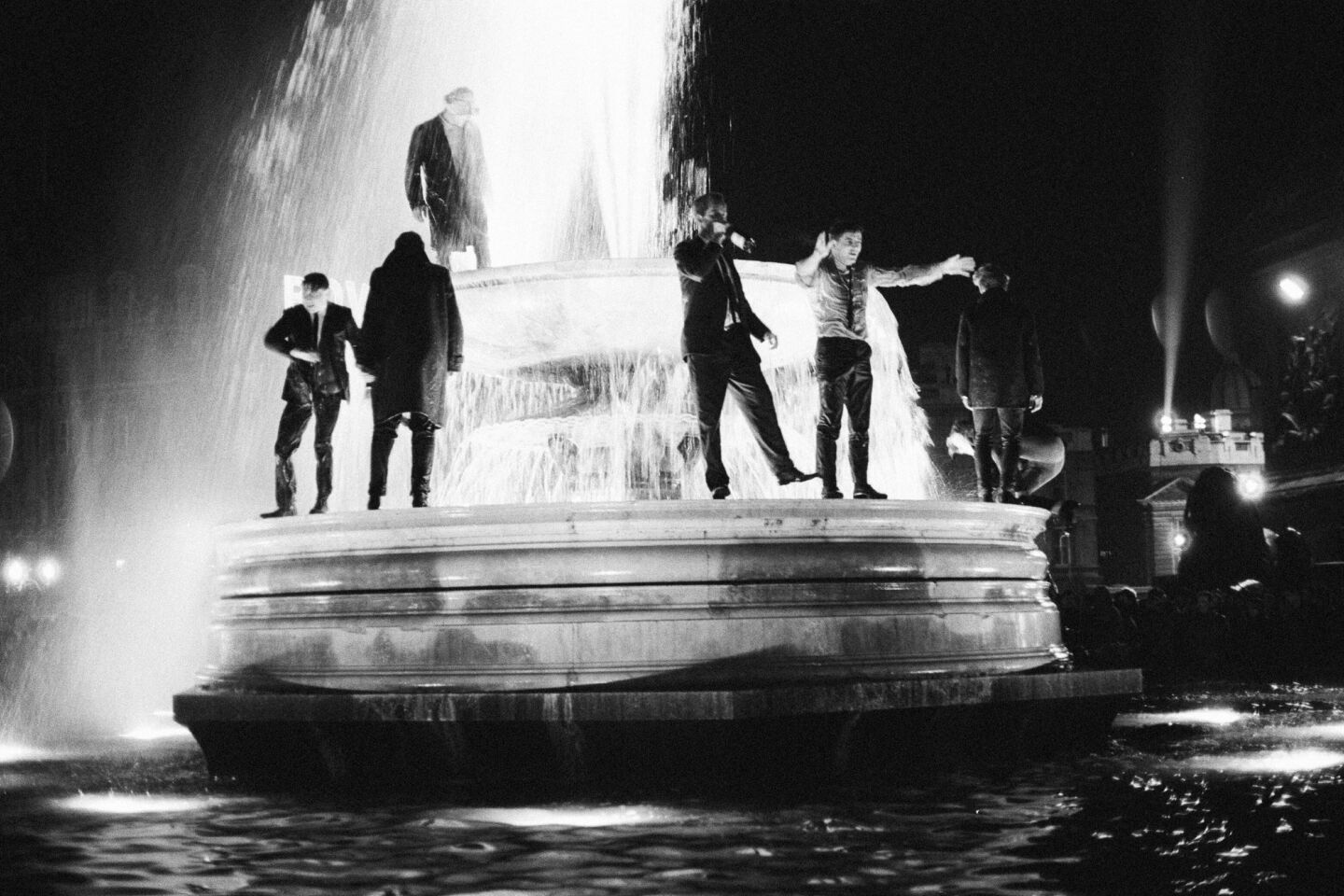 Μια παρέα νέων υποδέχεται το 1967 στο σιντριβάνι της Trafalgar Square, στο Λονδίνο