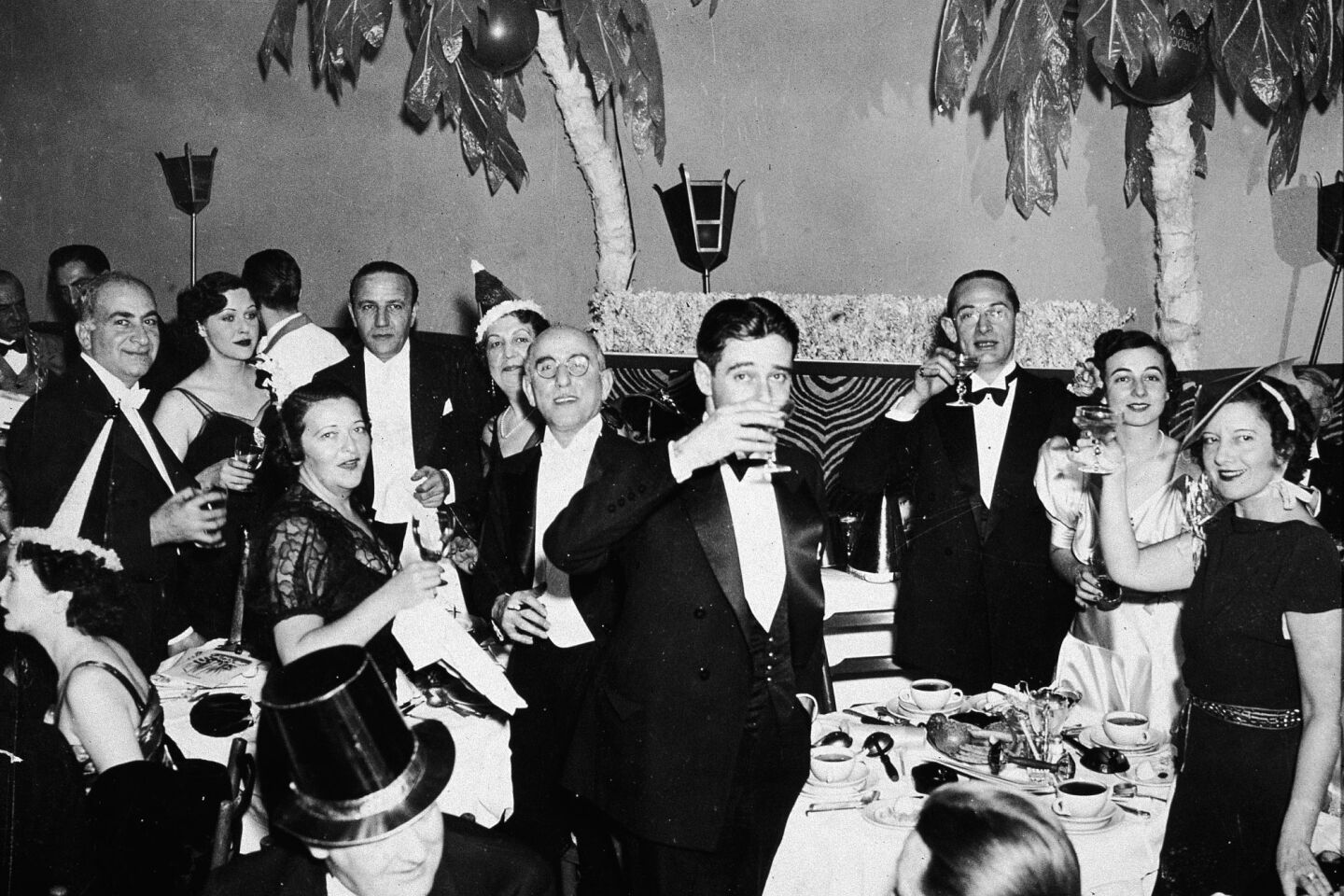 Παρέα που καλωσορίζει το 1935 με κάθε επισημότητα, στο νυχτερινό κέντρο El Morroco, στη Νέα Υόρκη