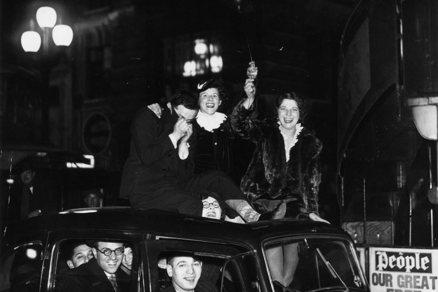 Κάποιοι μέσα, κάποιοι στην οροφή, όλοι μαζί γιορτάζουν την είσοδο του 1936 με αυτοκινητάδα στους δρόμους του Λονδίνου