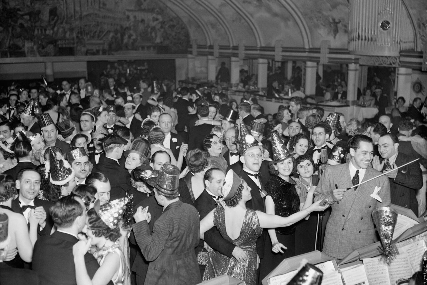 Ο τραγουδιστής της τζαζ Cab Calloway δίνει τον τόνο στον εορτασμό της Πρωτοχρονιάς του 1937 στο Cotton Club του Χάρλεμ