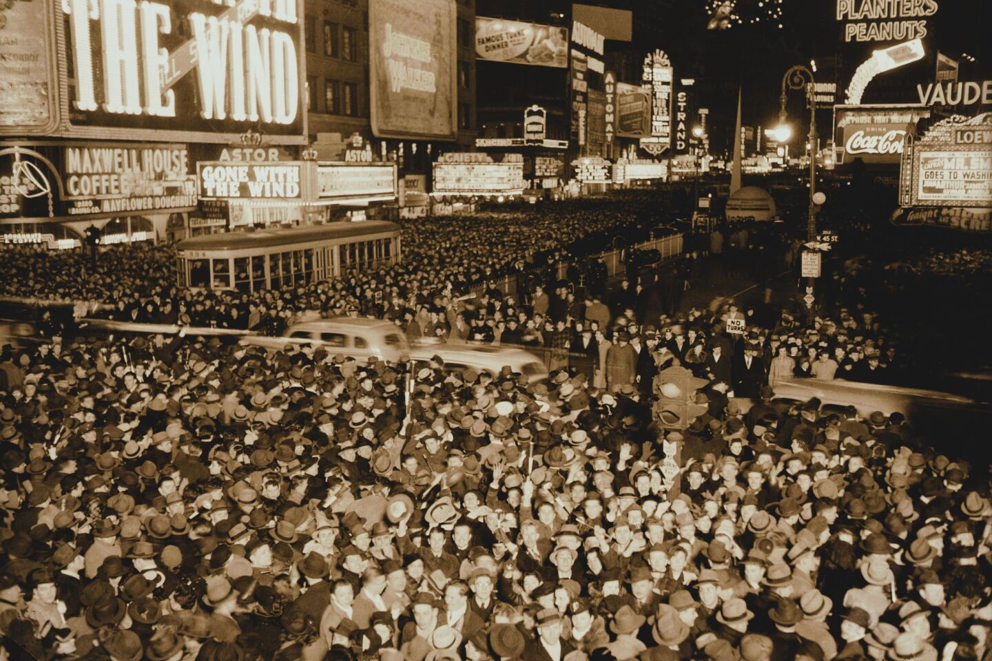 Το πλήθος αποχαιρετά το 1939 στην καθιερωμένη πλέον μαζική γιορτή έξω από το Astor Hotel, στην Times Square της Νέας Υόρκης