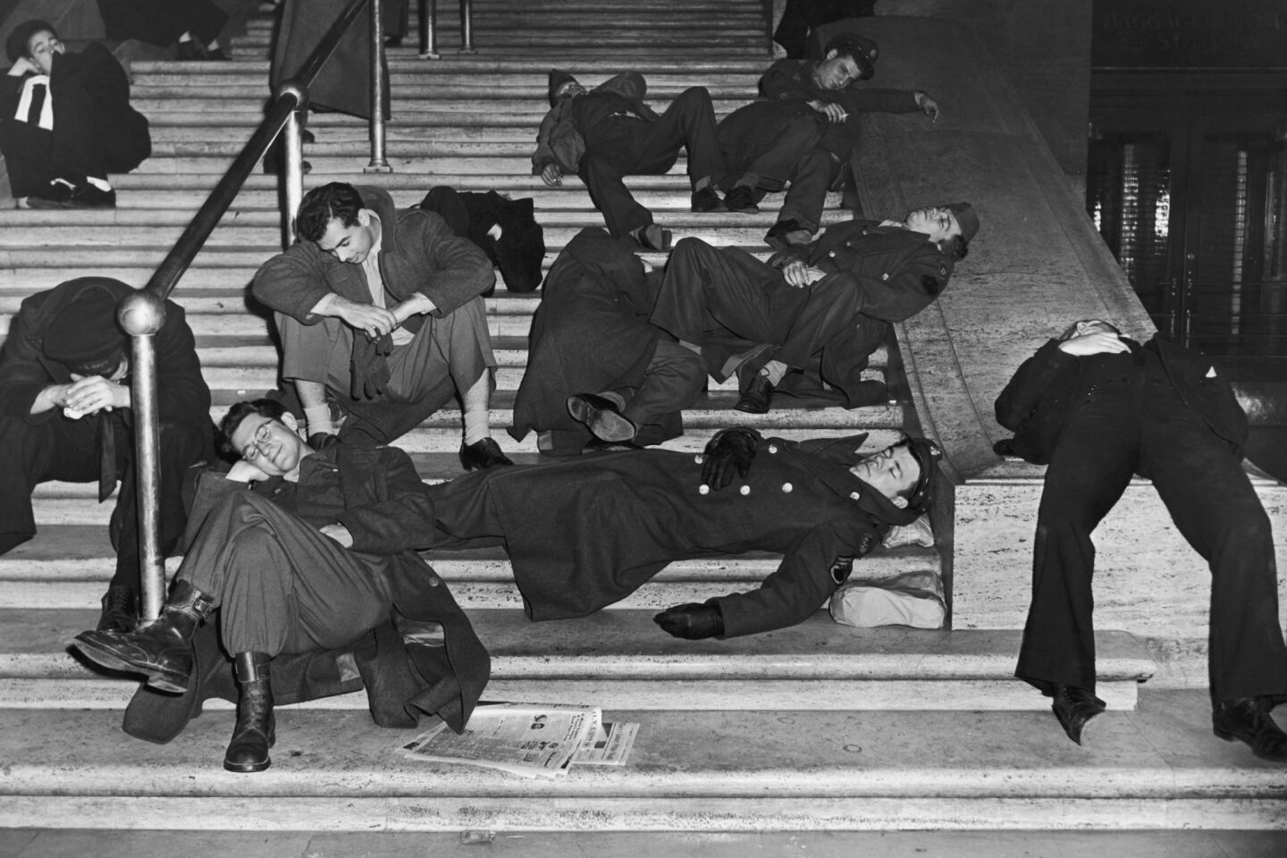 Η πρώτη ημέρα του 1940 βρίσκει κάποιους να έχουν παραδώσει πνεύμα από το γλέντι, στα σκαλιά του Grand Central Station, στη Νέα Υόρκη