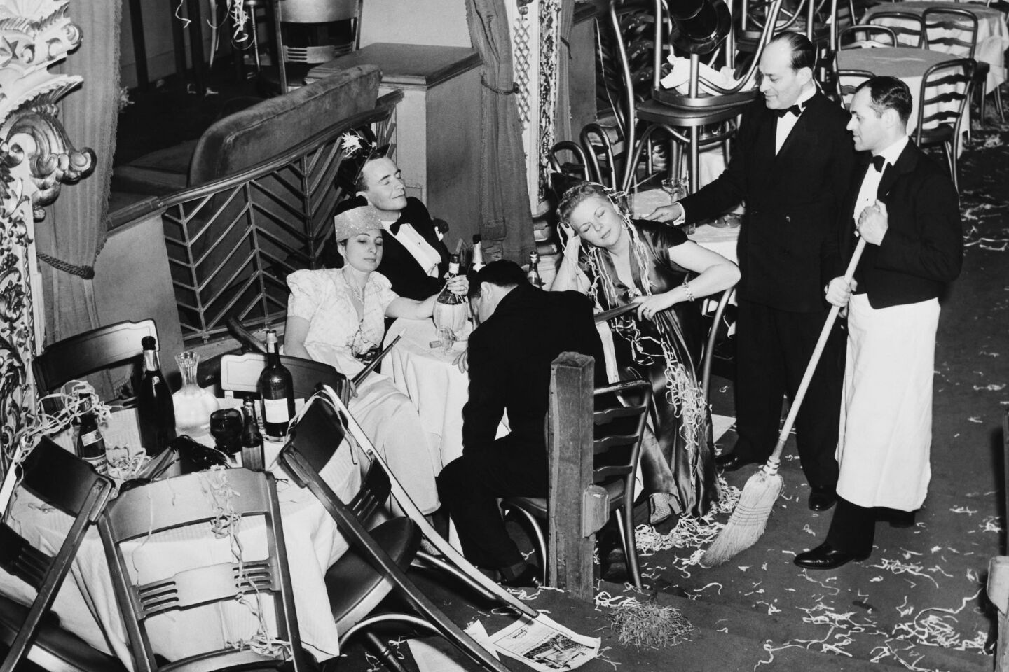 Το προσωπικό του The Diamond Horseshoe, στη Νέα Υόρκη, επιχειρεί να καθαρίσει μετά το ρεβεγιόν της Πρωτοχρονιάς του 1940 