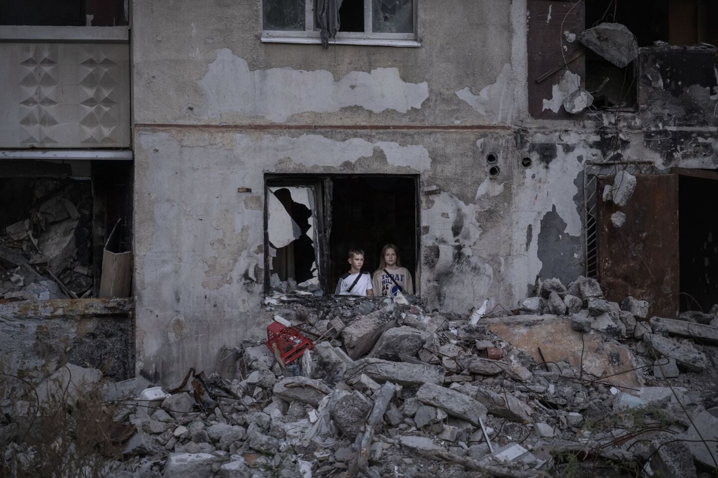 Οι 11χρονοι φίλοι βρίσκονται μέσα σε ένα κατεστραμμένο κτίριο μετά από μια ρωσική επίθεση στο Χάρκοβο της Ουκρανίας 