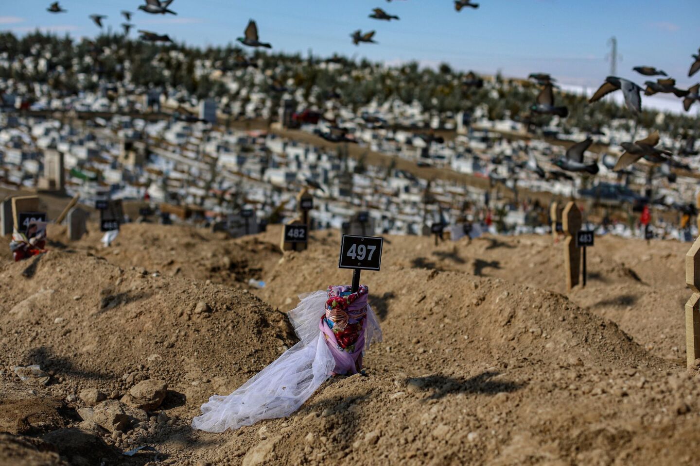 Το νεκροταφείο της πόλης Μαλάτια στην Τουρκία  μετά τον φονικό σεισμό της 13ης Φεβρουαρίου 2023