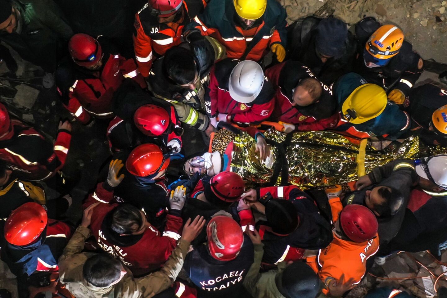 Ο Faez Ghanam και η σύζυγός του Fatma σώζονται από τα ερείπια ενός κτιρίου μετά από τον σεισμό στην Τουρκία