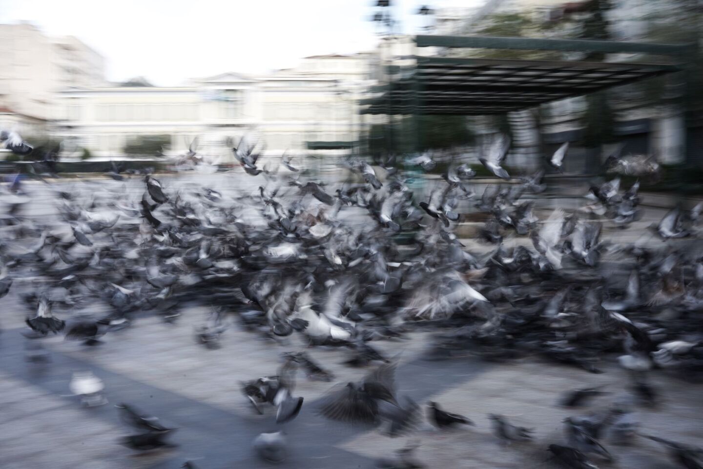 Στιγμιότυπο στη διάρκεια συγκέντρωσης στο Δημαρχείο Αθηνών, για τη στήριξη της 12χρονης από τα Σεπόλια, θύμα κυκλώματος παιδοβιαστών, 11 Απριλίου 2023