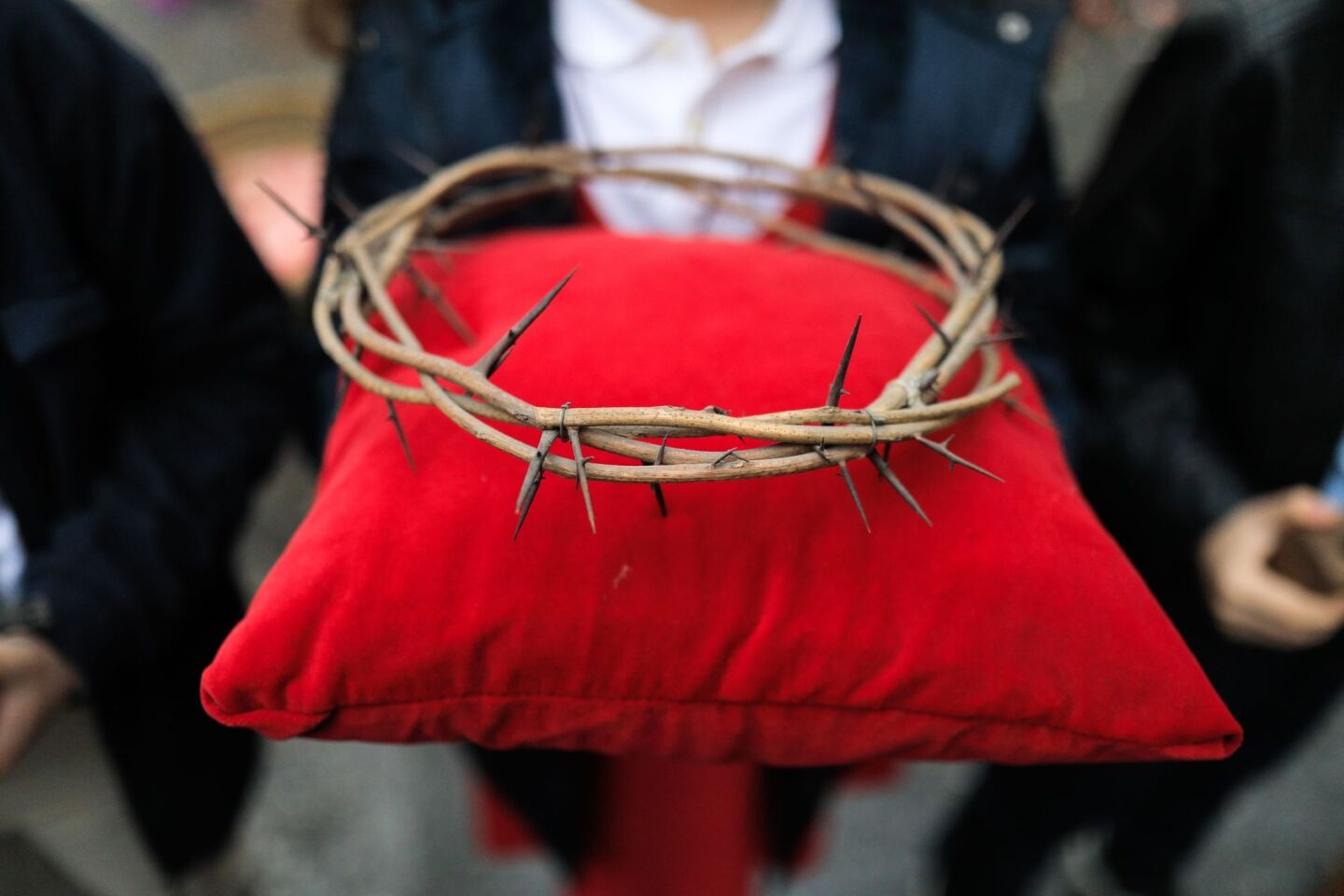 Περιφορά του επιταφίου στον Ιερό Καθολικό Καθεδρικό Ναό της Αμιάντου Συλλήψεως της Θεοτόκου, Μεγάλη Παρασκευή, Θεσσαλονίκη, 14 Απριλίου 2023