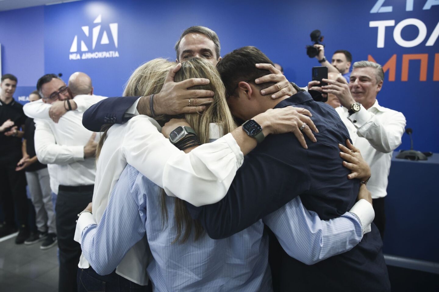 Ο Κυριάκος Μητσοτάκης με την οικογένειά του μετά τη νίκη της Νέας Δημοκρατίας στις εκλογές της 25ης Ιουνίου, 2023