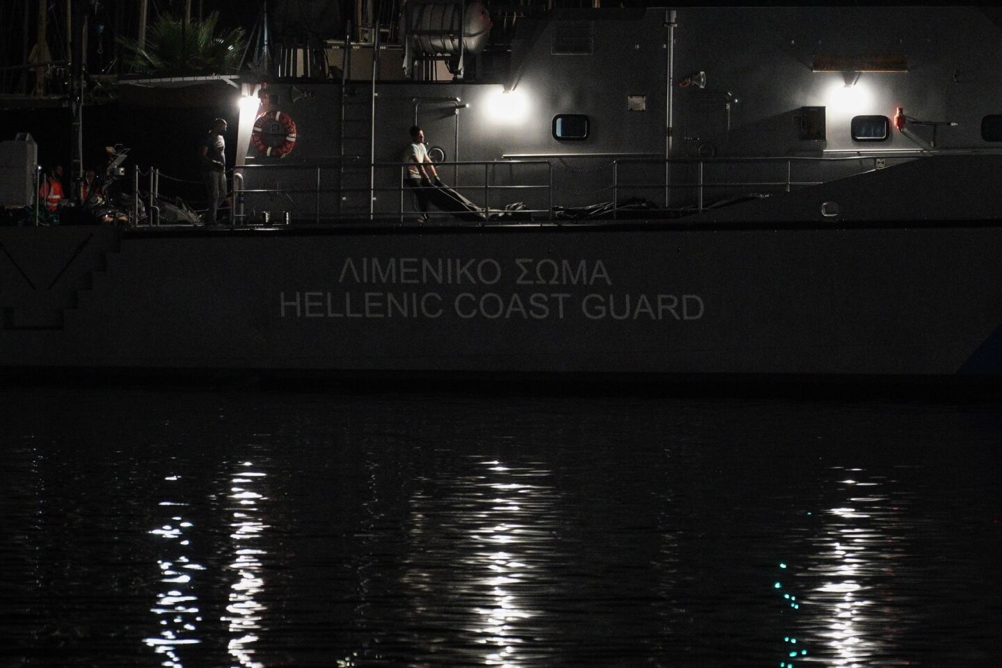 Λιμενικοί μεταφέρουν σορούς του πολύνεκρου ναυαγίου ανοιχτά της Πύλου, στο λιμάνι της Καλαμάτας, στις 15 Ιούνιου 2023