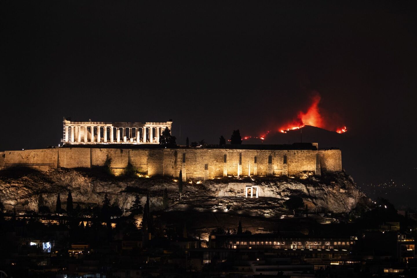 Φλόγες ξεπηδούν πίσω από την Ακρόπολη, από την φωτιά στη Φυλή, στις 22 Αυγούστου 2023