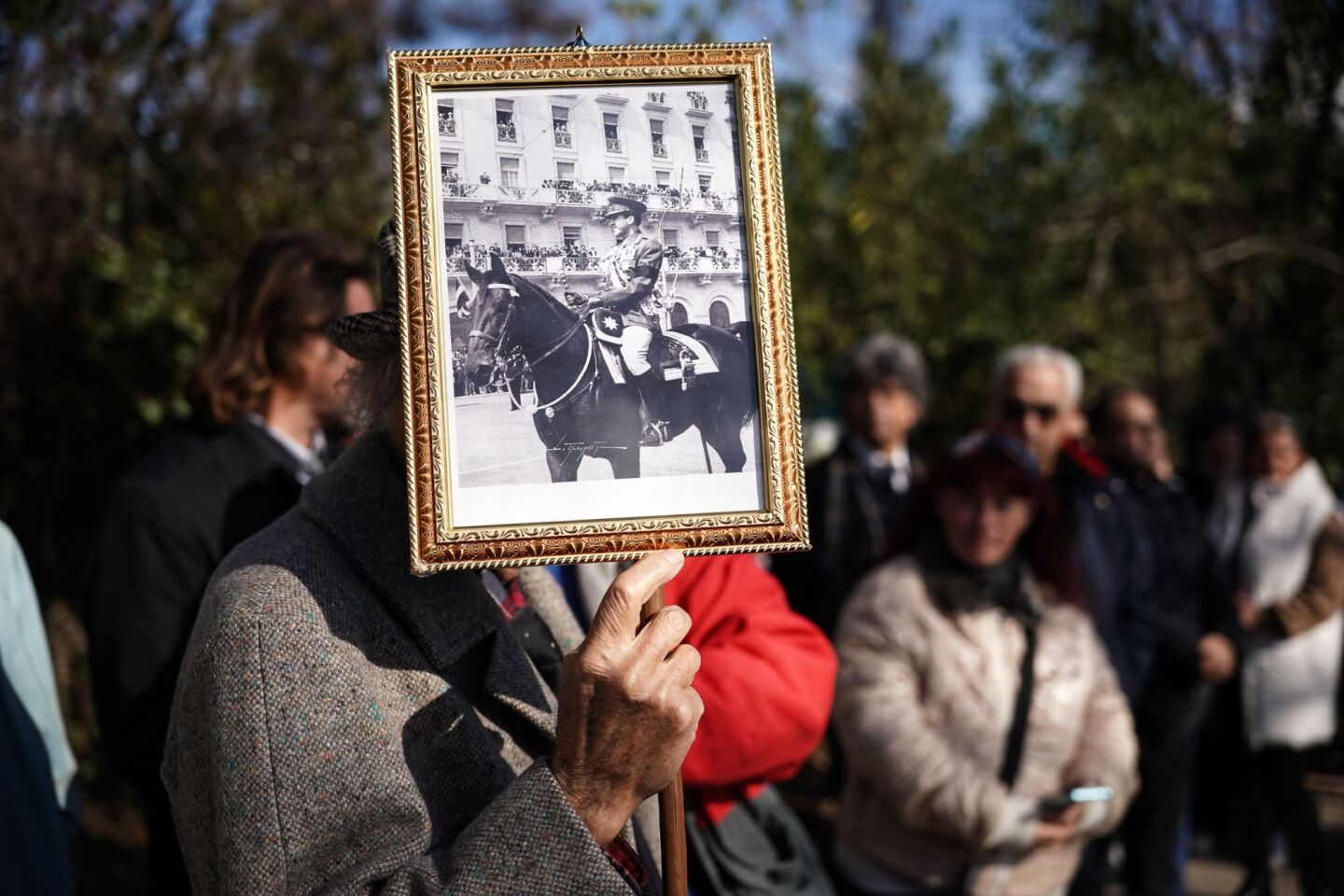 Κόσμος περιμένει έξω από την πρώην βασιλική εξοχική κατοικία στο Τατόι, κατά τη διάρκεια της κηδείας του πρώην βασιλιά Κωνσταντίνου στις 16 Ιανουαρίου 2023