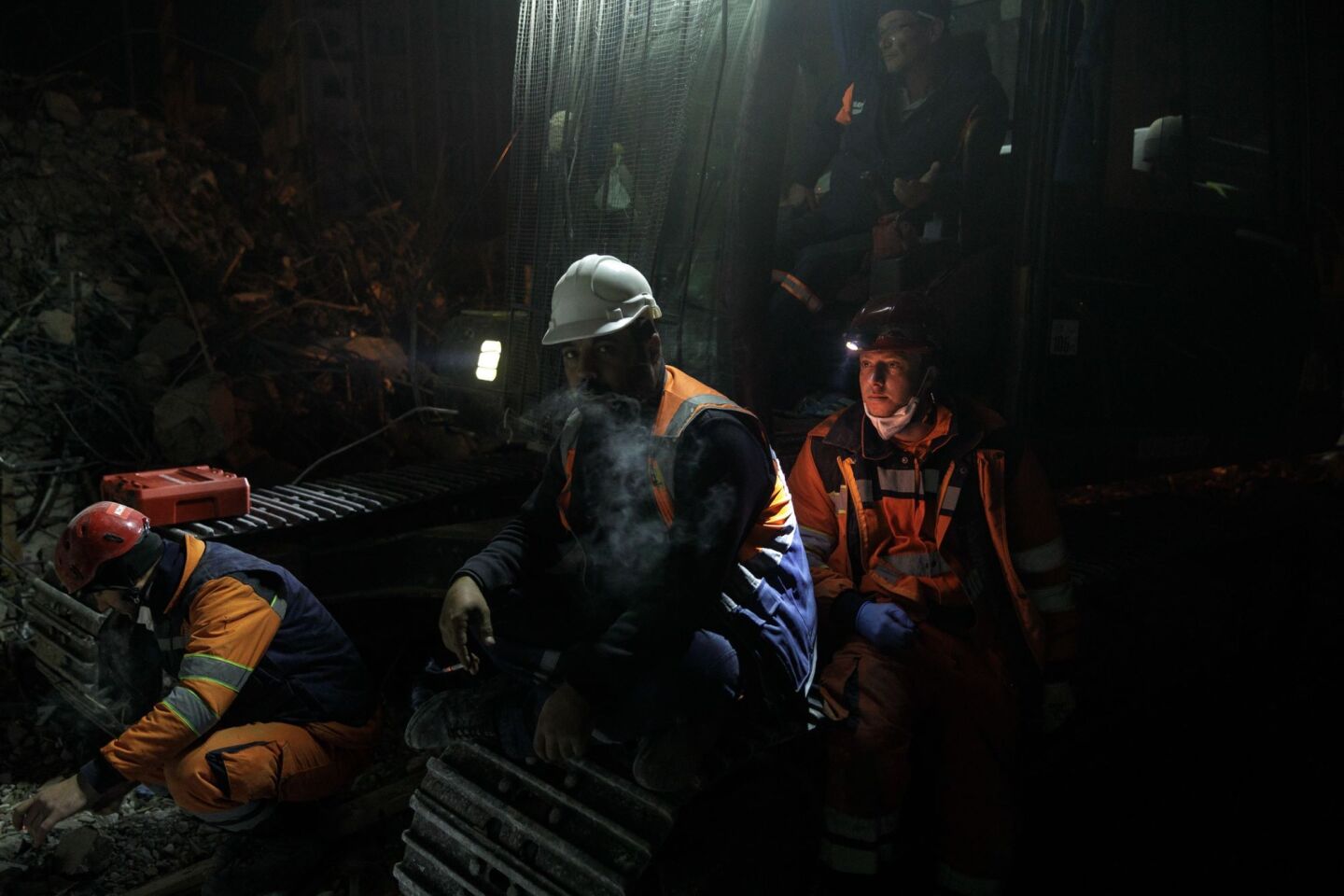 Διασώστες ξεκουράζονται κατά τη διάρκεια επιχείρησης σε κτίριο που κατέρρευσε από τον σεισμό των 7,5 Ρίχτερ, Αντιόχεια, Τουρκία, 17 Φεβρουαρίου 2023