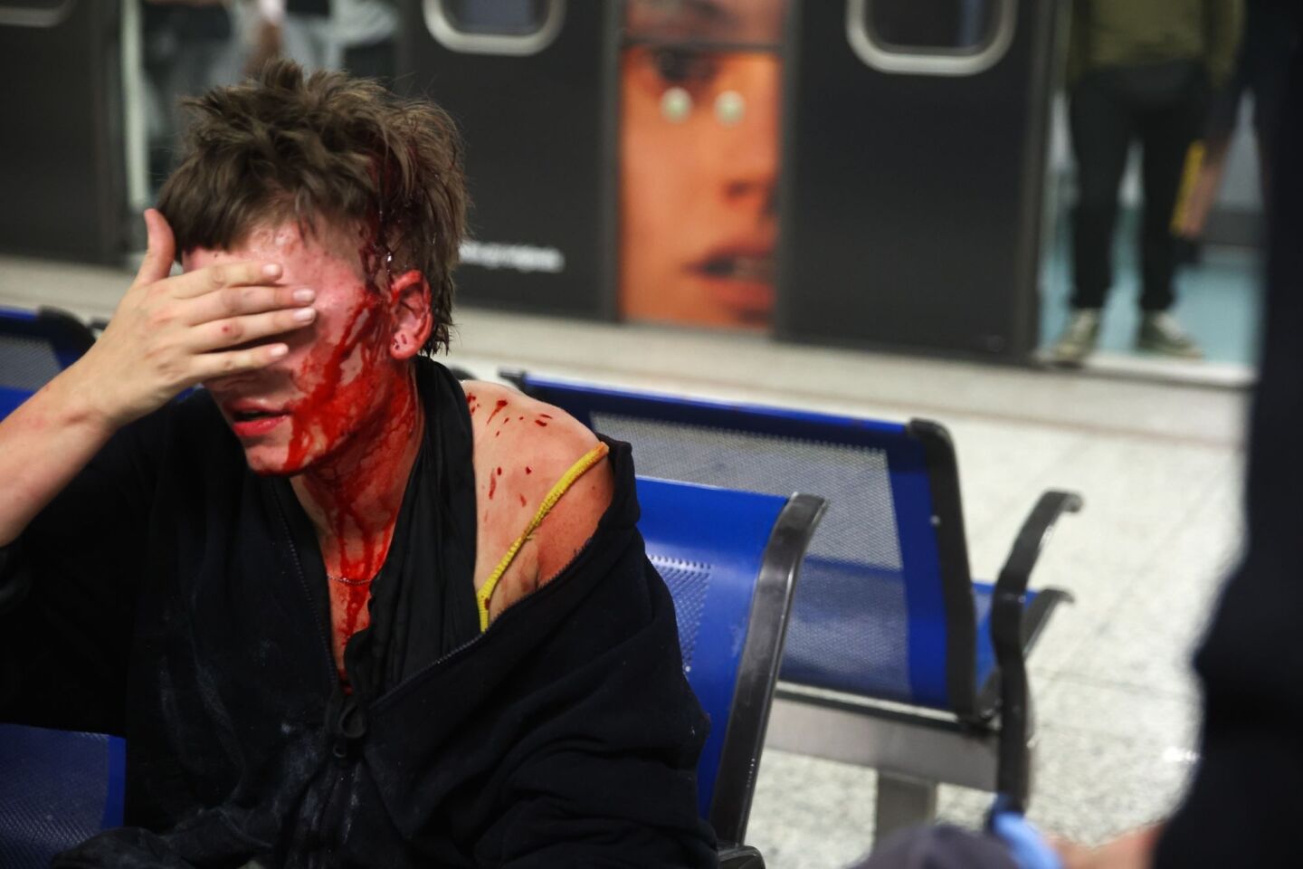 Επεισόδια στο μετρό μετά την αντιφασιστική πορεία για το κάλεσμα ακροδεξιών με αφορμή την επέτειο 10 ετών από τη δολοφονία των Φουντούλη-Καπελώνη, έξω από τα πρώην γραφεία της εγκληματικής οργάνωσης Χρυσή Αυγή στο Νέο Ηράκλειο, 1 Νοεμβρίου 2023