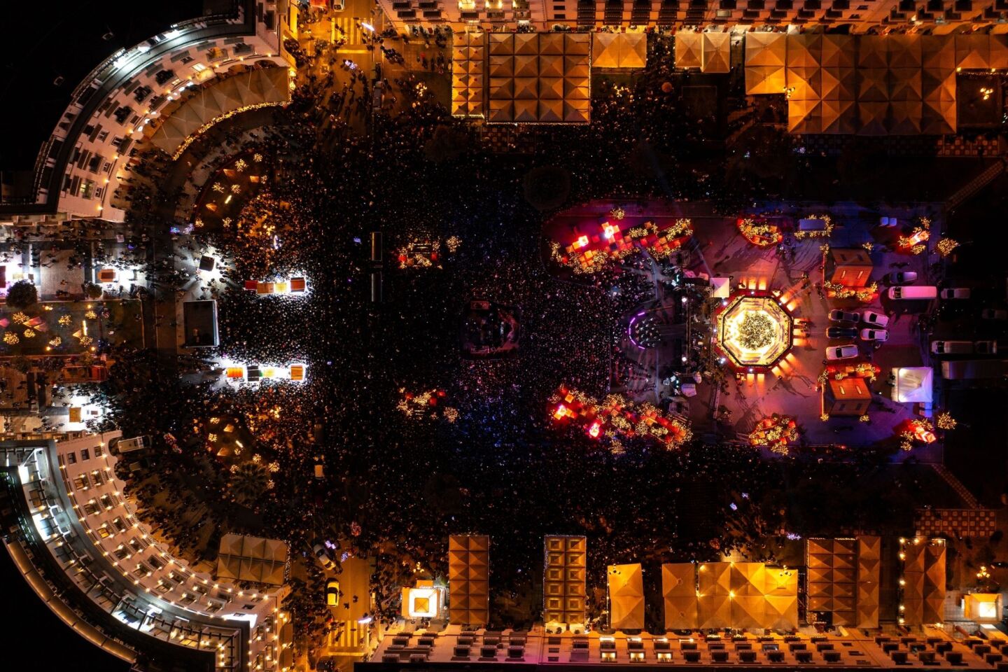 Φωταγώγηση του Χριστουγεννιάτικου δέντρου στην πλατεία Αριστοτέλους, Θεσσαλονίκη, στις 7 Δεκεμβρίου 2023