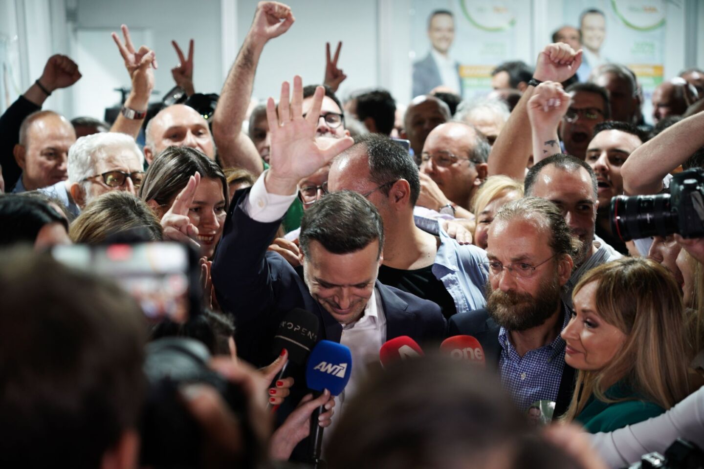 Κόσμος υποδέχεται τον Χάρη Δούκα στο εκλογικό του περίπτερο, μετά τη νίκη του στον β΄ γύρο των εκλογών για τον Δήμο Αθηναίων, στις 15 Οκτωβρίου 2023