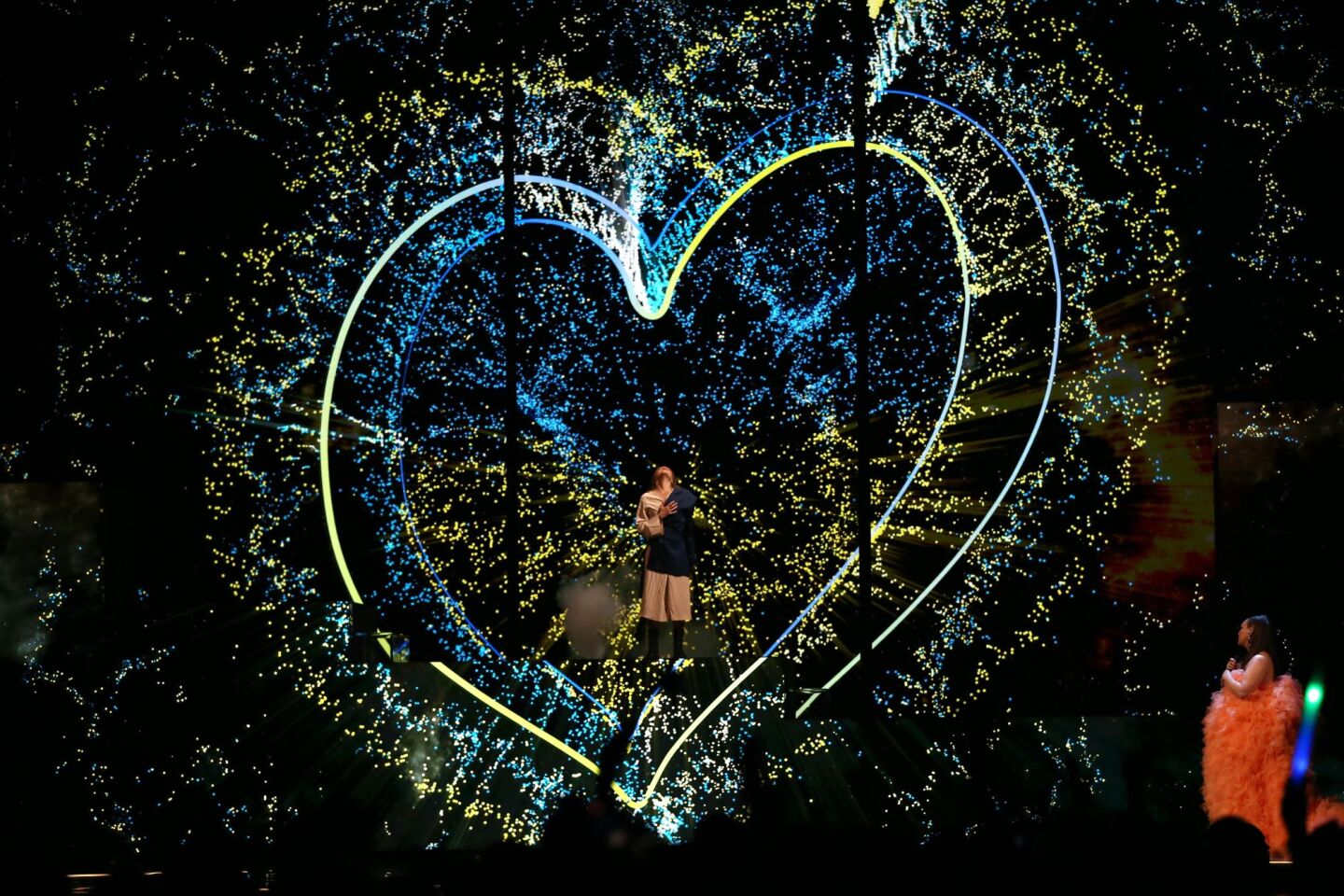 Ο Ουκρανός τραγουδιστής Alyosha με τη Βρετανίδα τραγουδίστρια Rebecca Ferguson σε στιγμιότυπο του πρώτου ημιτελικού της Eurovision στο Λίβερπουλ, όπου φιλοξενήθηκε ο 67ος διαγωνισμός για λογαριασμό της Ουκρανίας