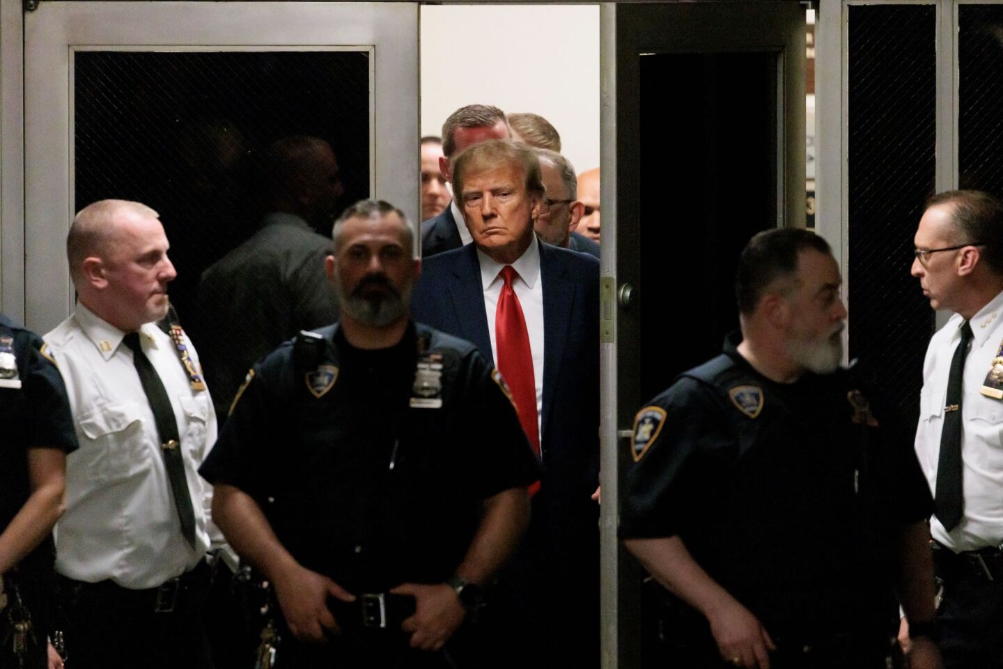 Ο πρώην πρόεδρος των ΗΠΑ Ντόναλντ Τραμπ φθάνει στην αίθουσα του δικαστηρίου της Νέας Υόρκης για να ακούσει τις κατηγορίες εναντίον του στις 4 Απριλίου