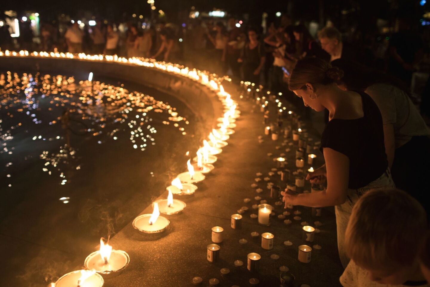 Η πλατεία Ντίζινγκοφ στις 12 Οκτωβρίου 2023 στο Τελ Αβίβ του Ισραήλ γέμισε κεριά που ανάβουν πολίτες στη μνήμη των αμάχων και των στρατιωτών που σκοτώθηκαν αλλά και στων ομήρων που παραμένουν στα χέρια της Χαμάς.