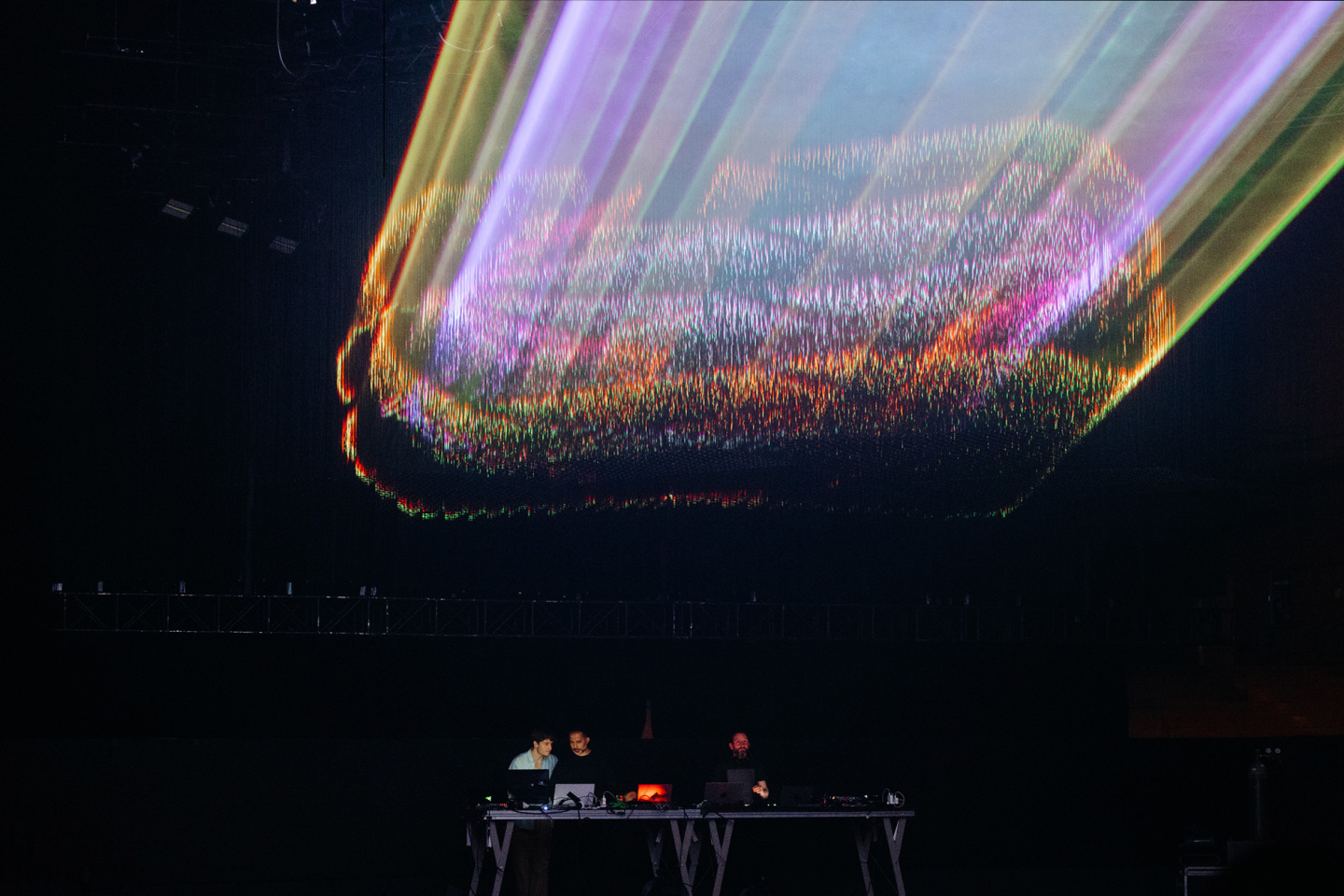 Ανταπόκριση από την παράσταση «Aether» των Max Cooper και Satyajit Das στο Μέγαρο Μουσικής Αθηνών